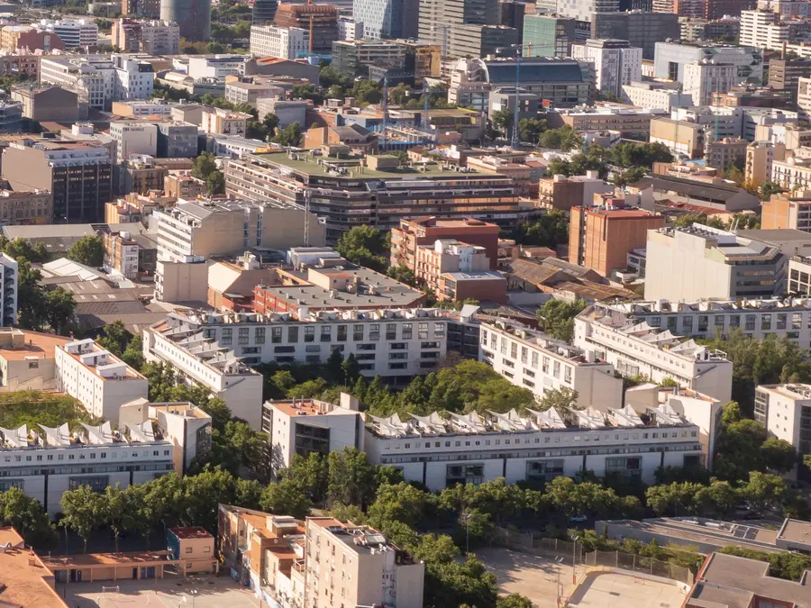 Vista aérea de azoteas y cubiertas planas en Barcelona